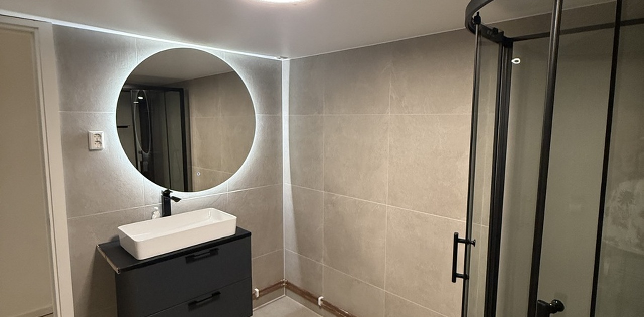 Stort bad med vask/tørkemaskin