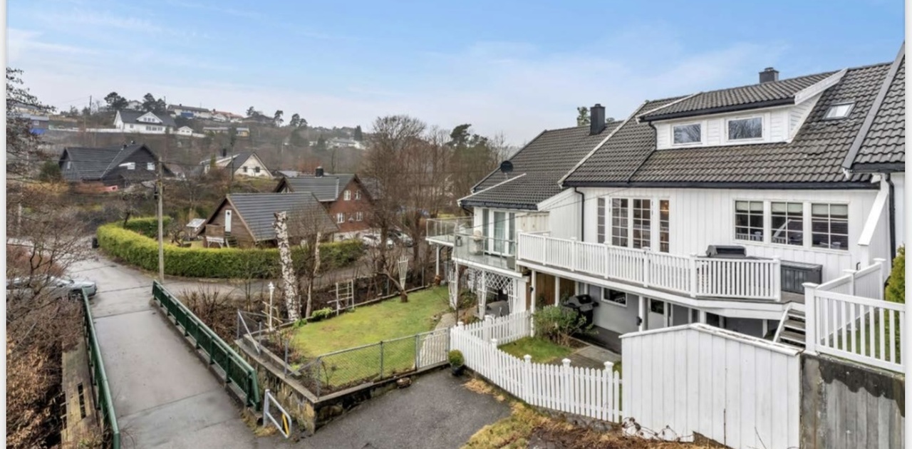 Inngangsparti - gangsti foran hus