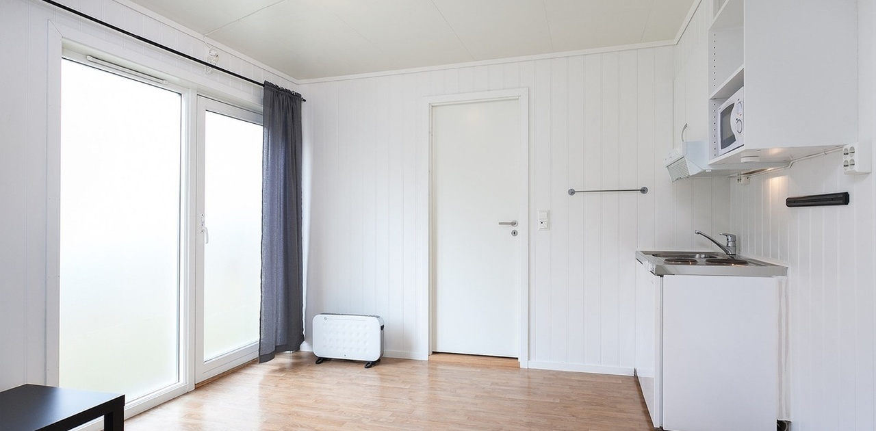 Bilde fra tidligere annonse. Leiligheten er blitt malt i fargen lys beige etter dette.