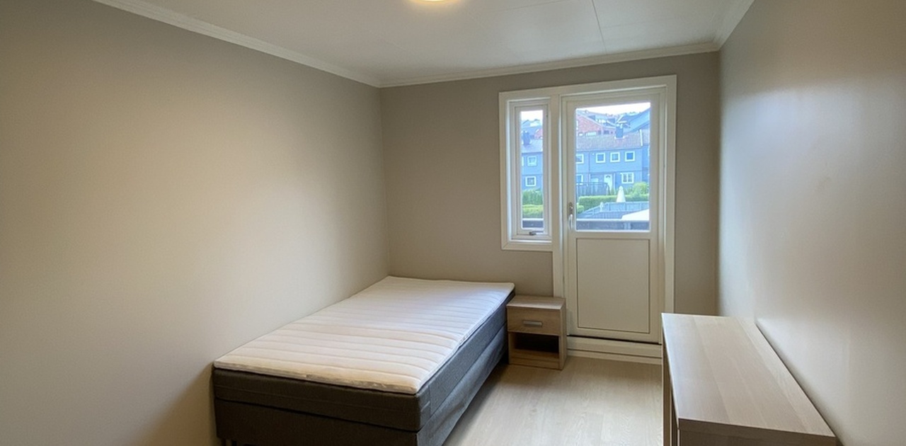 Soverom 2 - Romslig soverom med tilgang til egen balkong