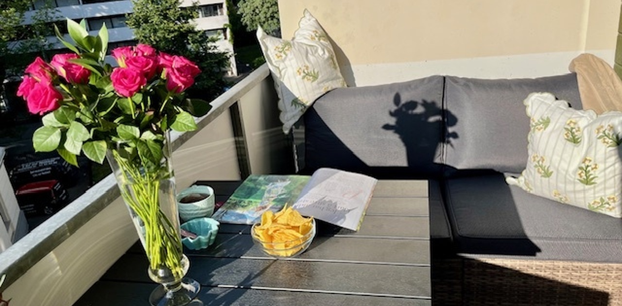 Privat balkong, med god plass til deg og flere venner