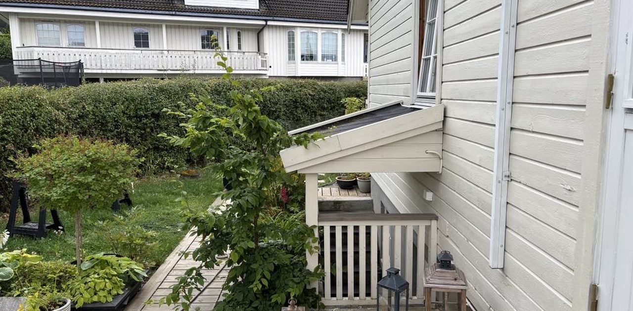Frodig og overbygd inngangsparti