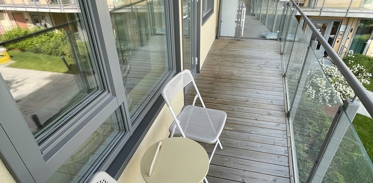balkong med stol og bord