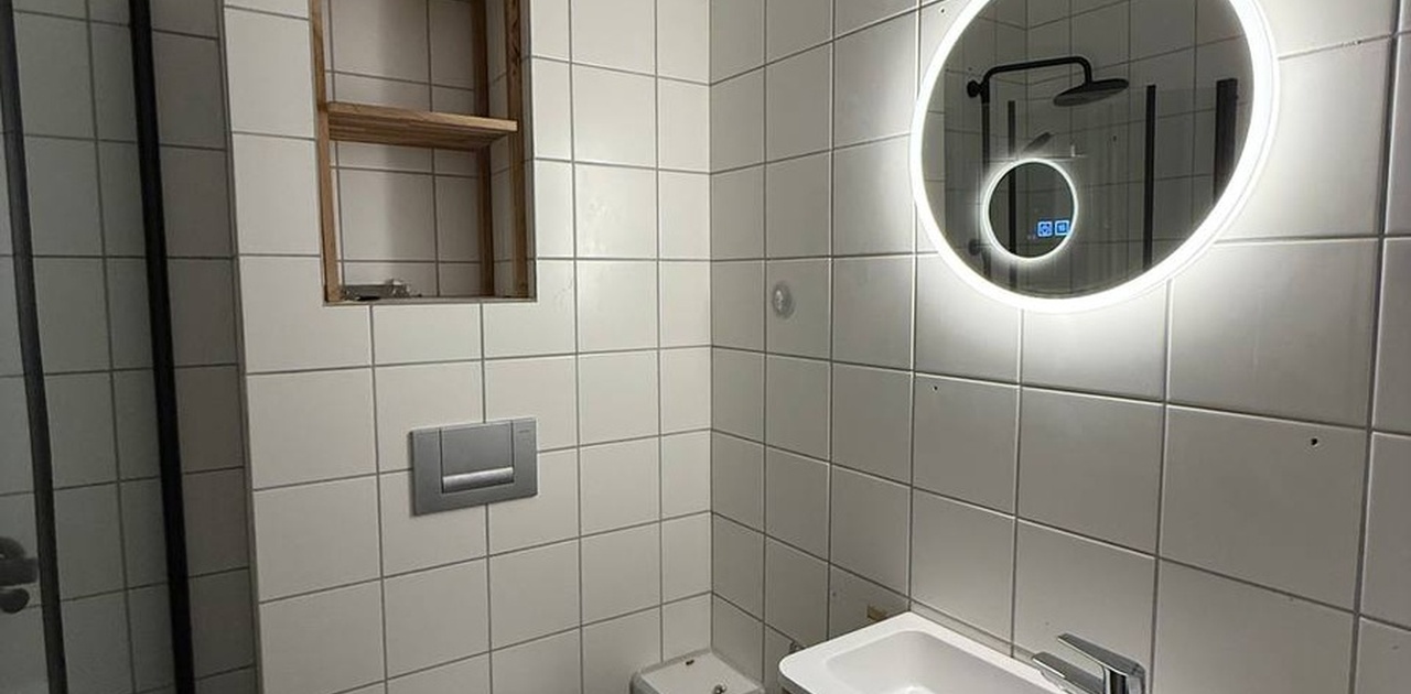 Badet er renovert i sommer 2025 og bærer en høy standard