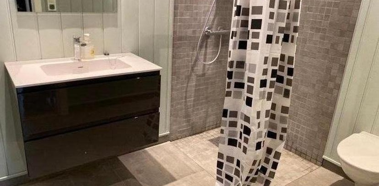 2 similar bathrooms, one with washing machine and dryer