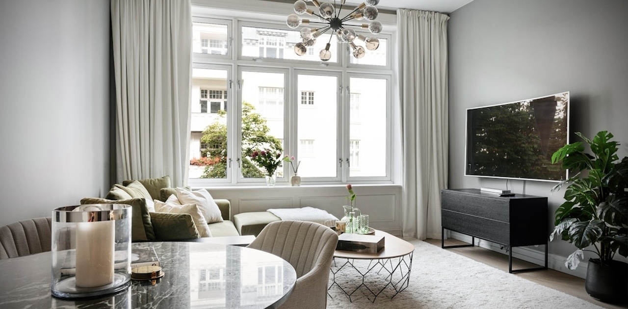 åpen stue med store vinduer, og lystette gardiner