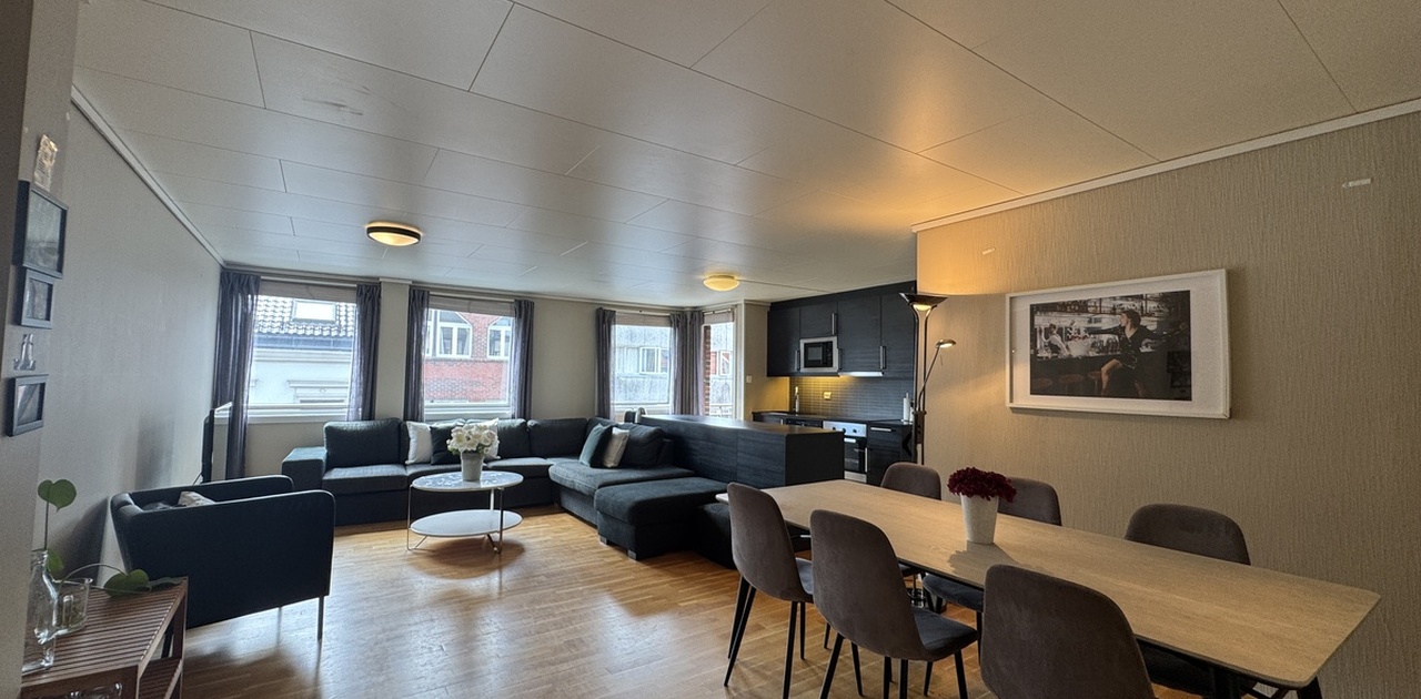 Fin spisestue med bord og 6 stk stoler