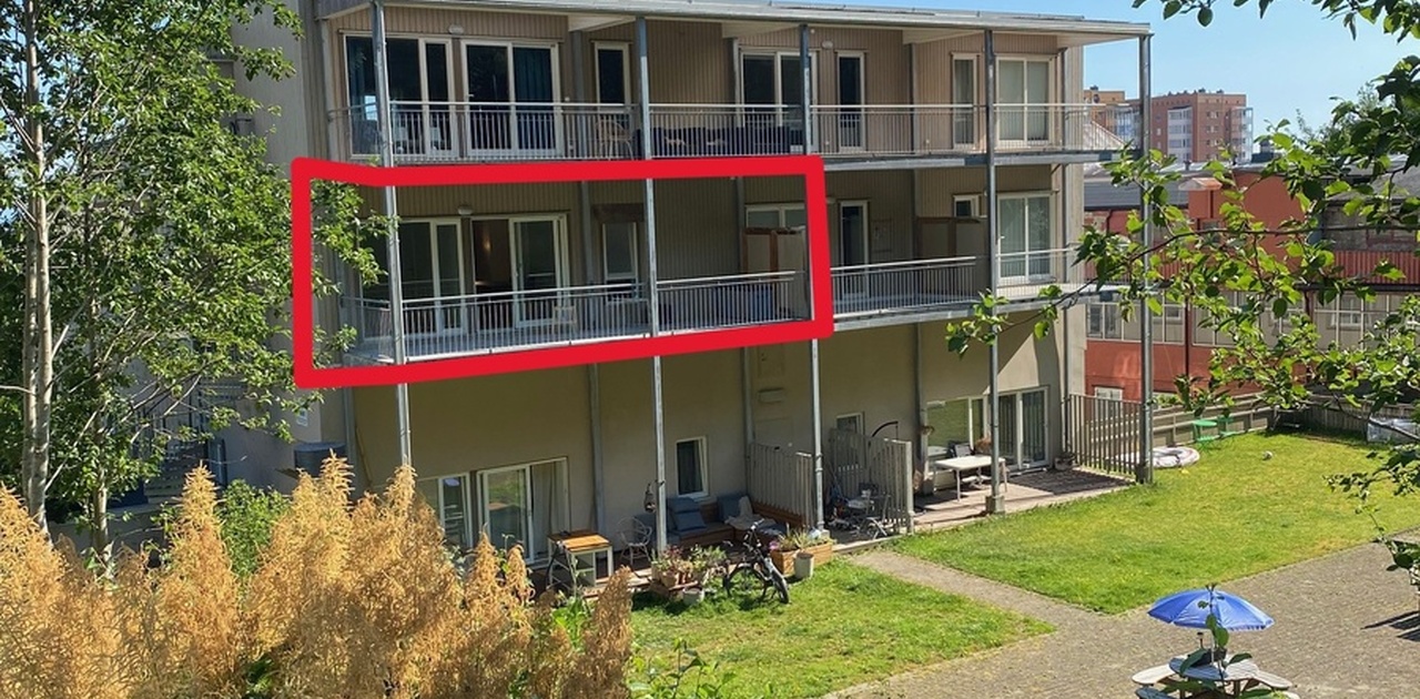 Stor privat balkong vendt mot bakgården