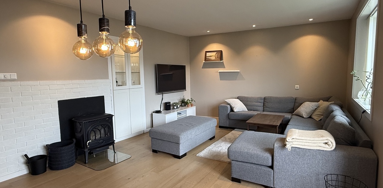 Romslig stue med god plass til stor sofagruppe og spisebord.