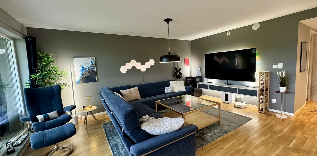 Stor og solrik stue. 75-tommer Samsung Smart-TV med synkroniserte philips hue-lys, bord og TV-benk medfølger.