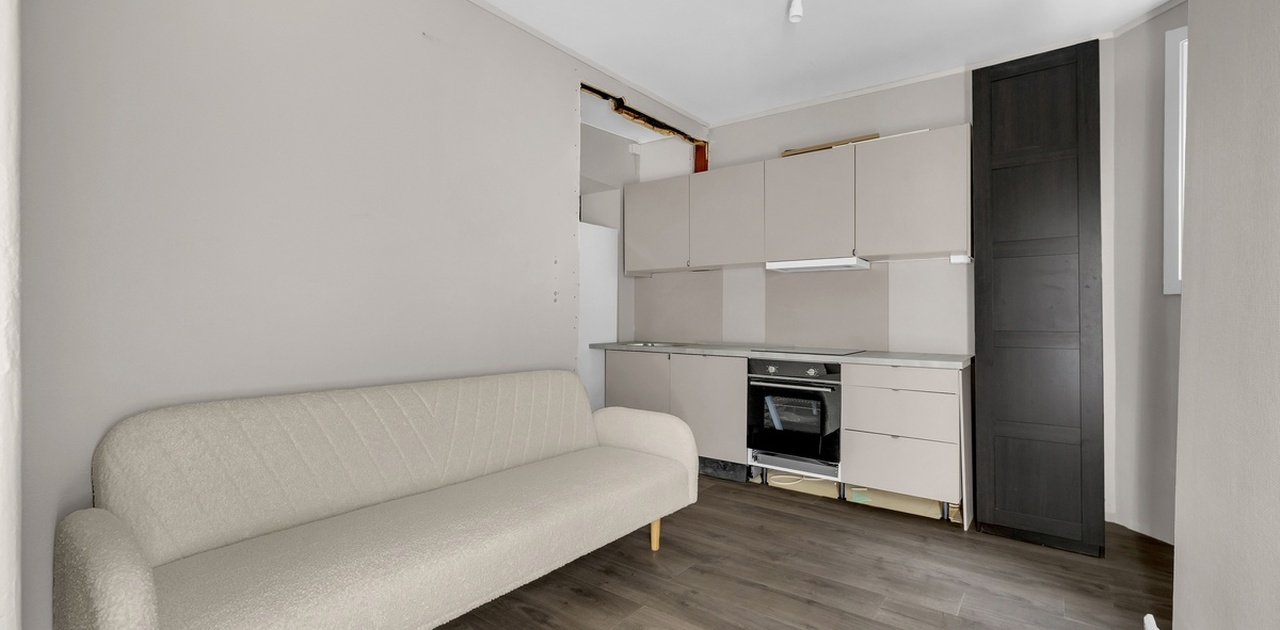 Nr 1. Nytt sofa, romslig stue, spisebord og stoler kommer!