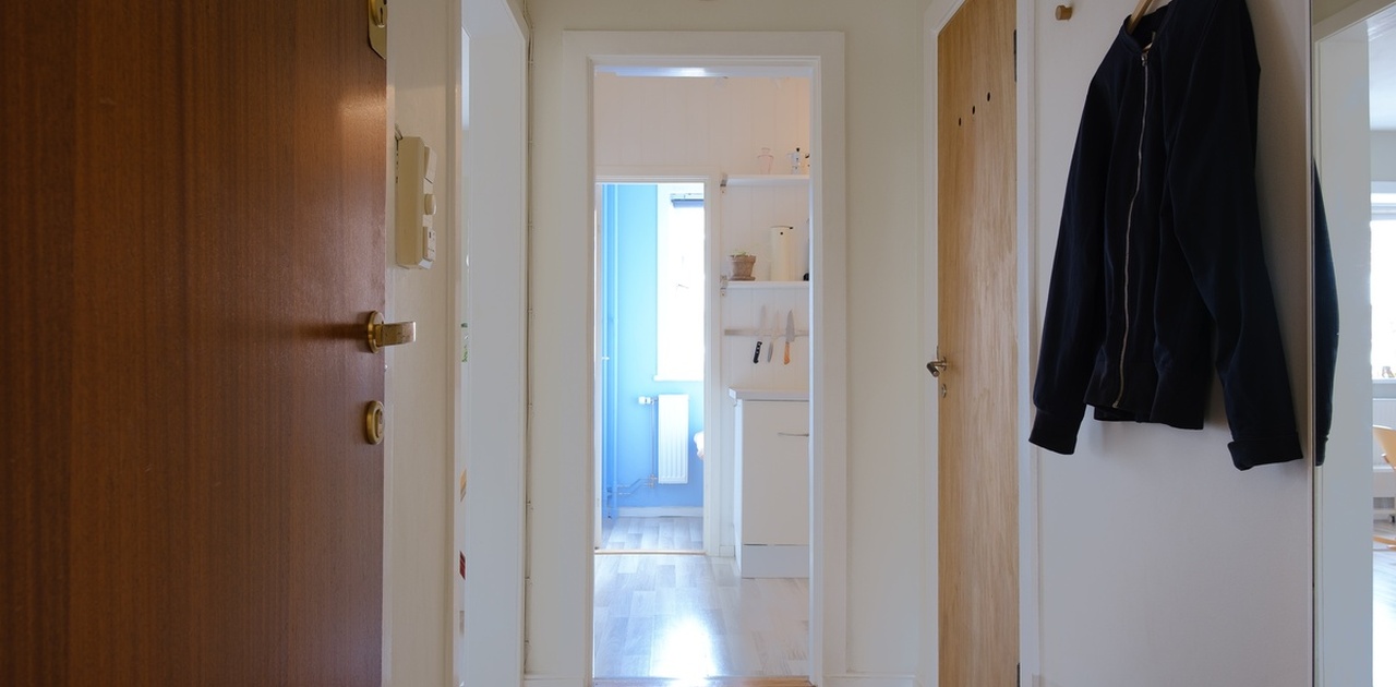 Gangen sett fra inngangsdøren. Døren til høyre i bildet går inn til en liten bod hvor det er oppheng til jakker, plass til sko, støvsuger og litt øvrig lagring (jfr. plantegningen).