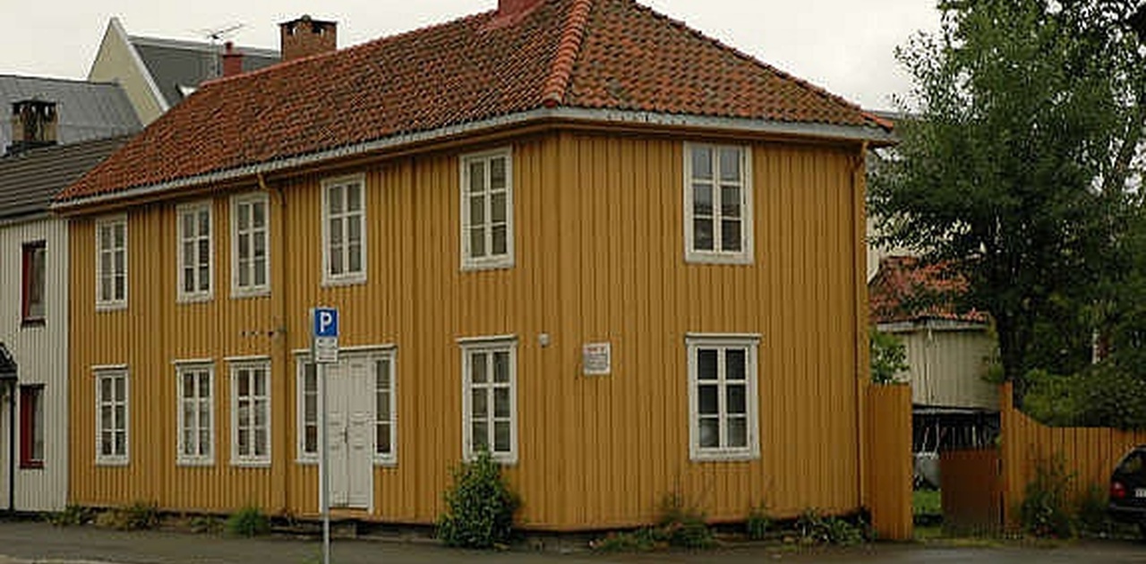 Fasade mot gaten - inngang fra hagesien