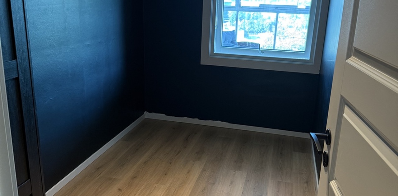 Soverommet rommer 8 kvadrat og har plass til en middels stor seng med garderobe og skrivebord