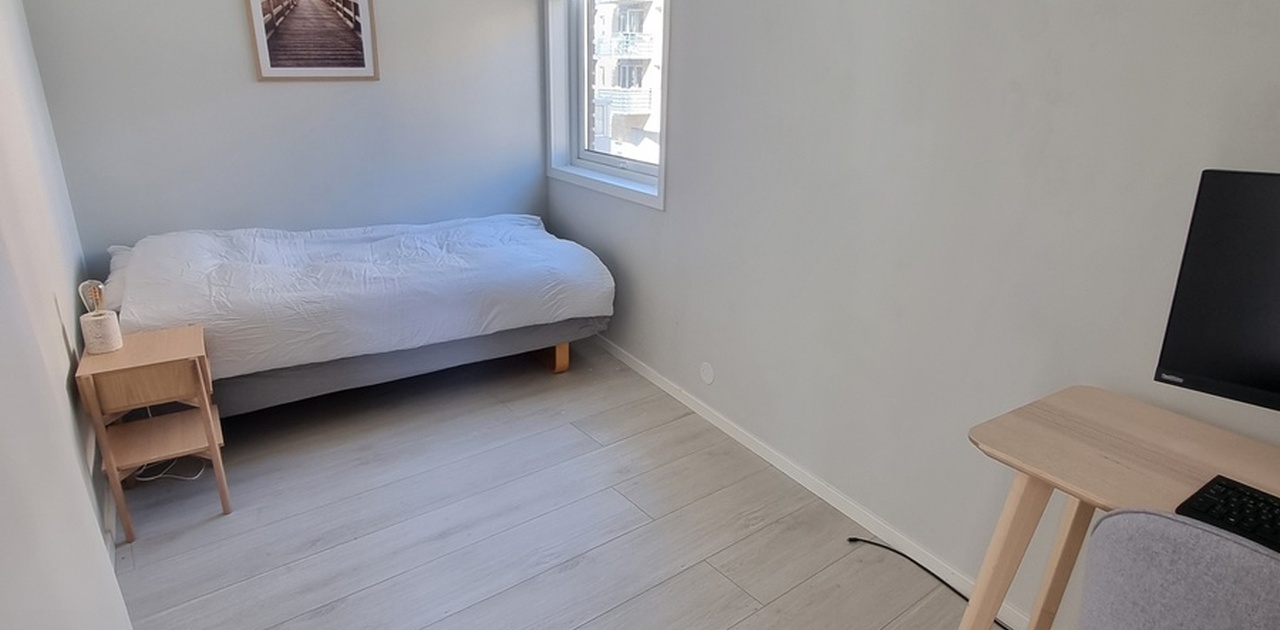 Soverommet som leies ut. Her står det nå en 140cm seng og et garderobeskap som er inkludert i leien