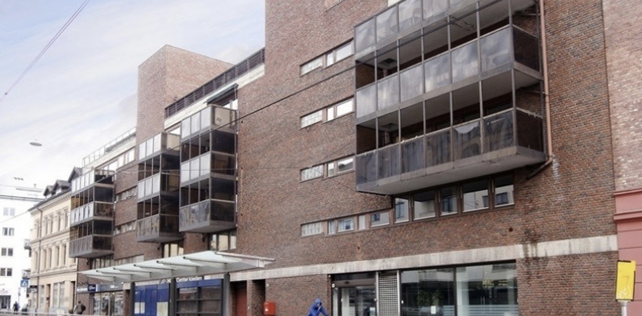 Byggets fasade mot Kirkeveien