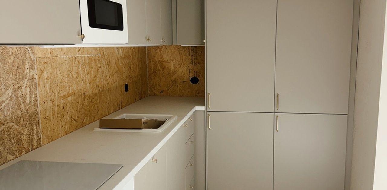 Kjøkken. Nytt gulv installeres i uke 32. Det kommer plate bak i samme stil som benkeplate. Både kjøleskap og fryseskap.