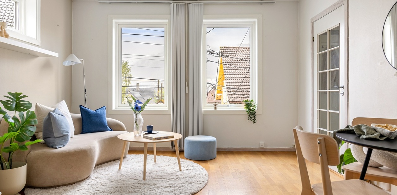 Lys og koselig stue med store vinduer