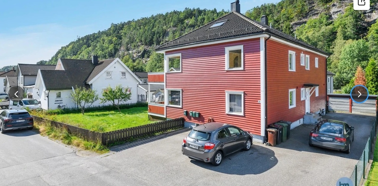 Deler av hagen er gjort om til parkeringsplass nå. Elbil-lader tilgjengelig.