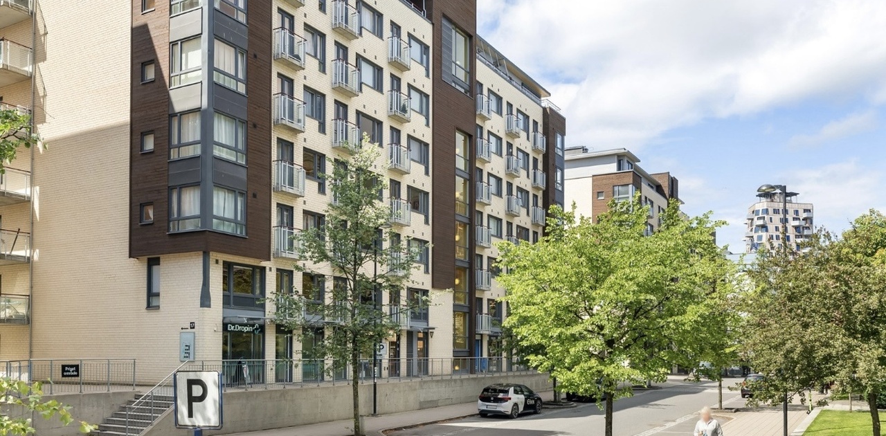 Flere bilder kommer senere i uke 33 etter at leiligheten har blitt malt og møblert. Leiligheten ligger i 2. etasje sett fra Nydalen Allé. På andre siden av gaten ligger BI. Ingen gjenboere.