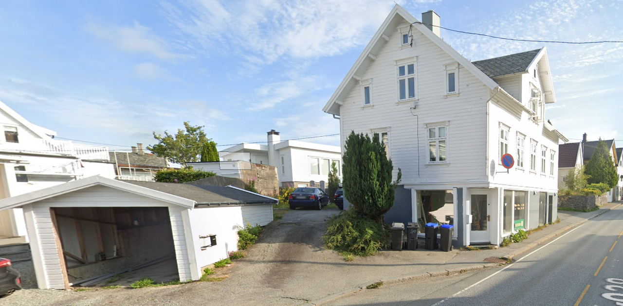 Leiligheten er i øverste etasje. Gode parkeringsmuligheter i tun og garasje