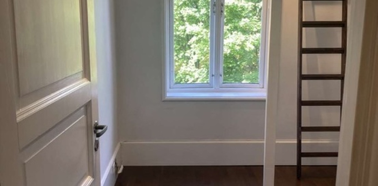 Rommet har hems man kan bruke til enten oppbevaring eller gjesteseng. 120 «seng» med madrass på hemsen.