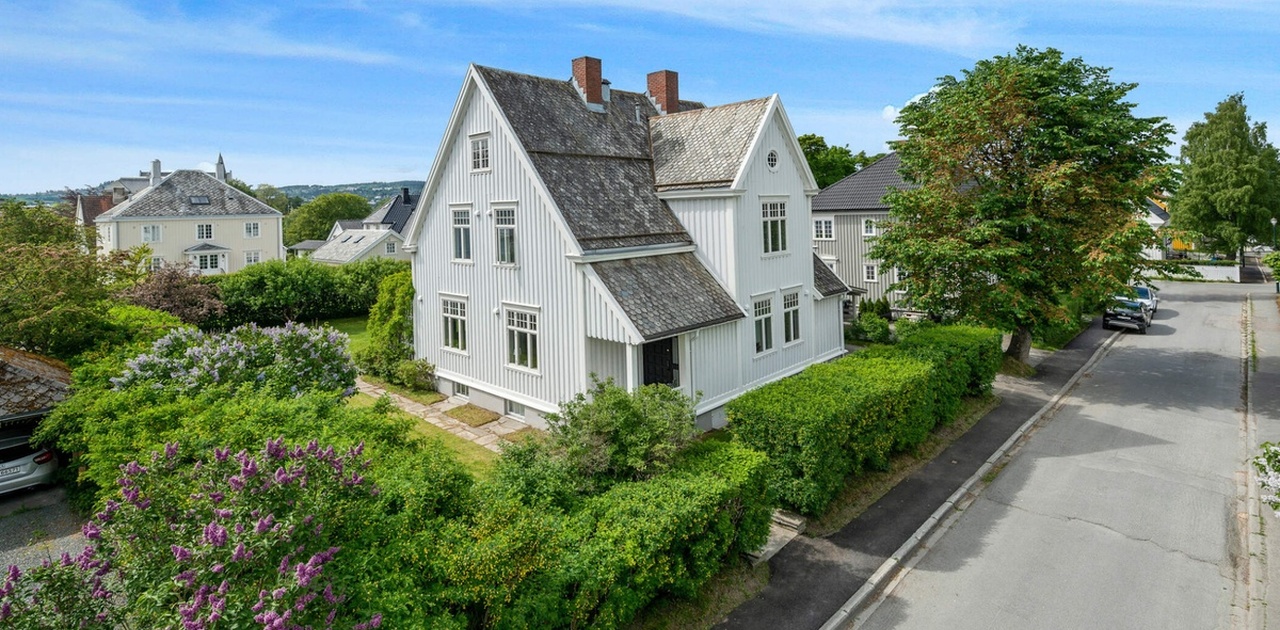 Huset er fra 1914. Vi er på slutten av en helrenovering og uteområdet vil bli opparbeidet ila 2026.