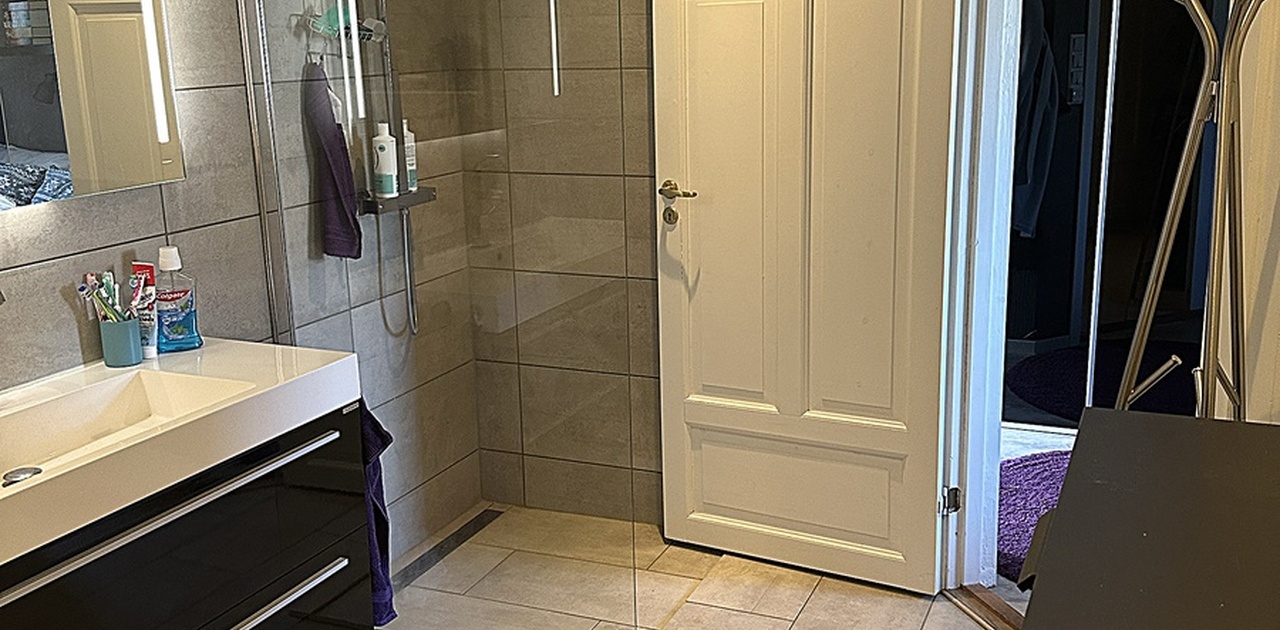 Moderne bad med inngang til soverom