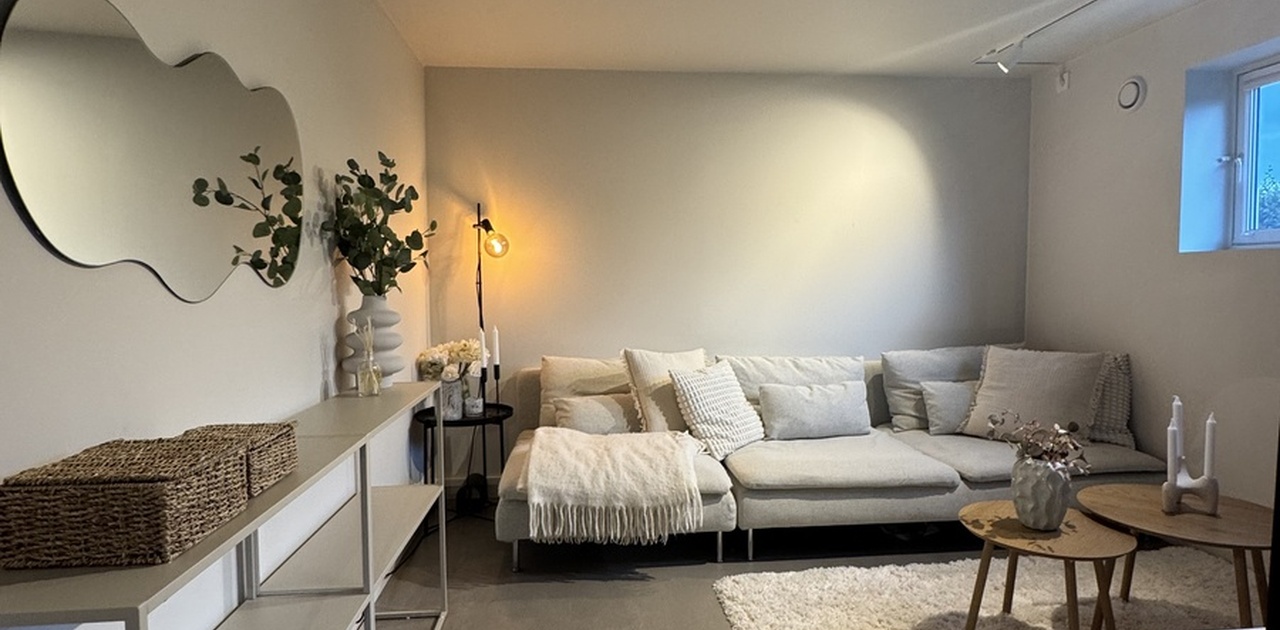 Stue med god plass til møblering. Sofa og tv-benk inkludert.