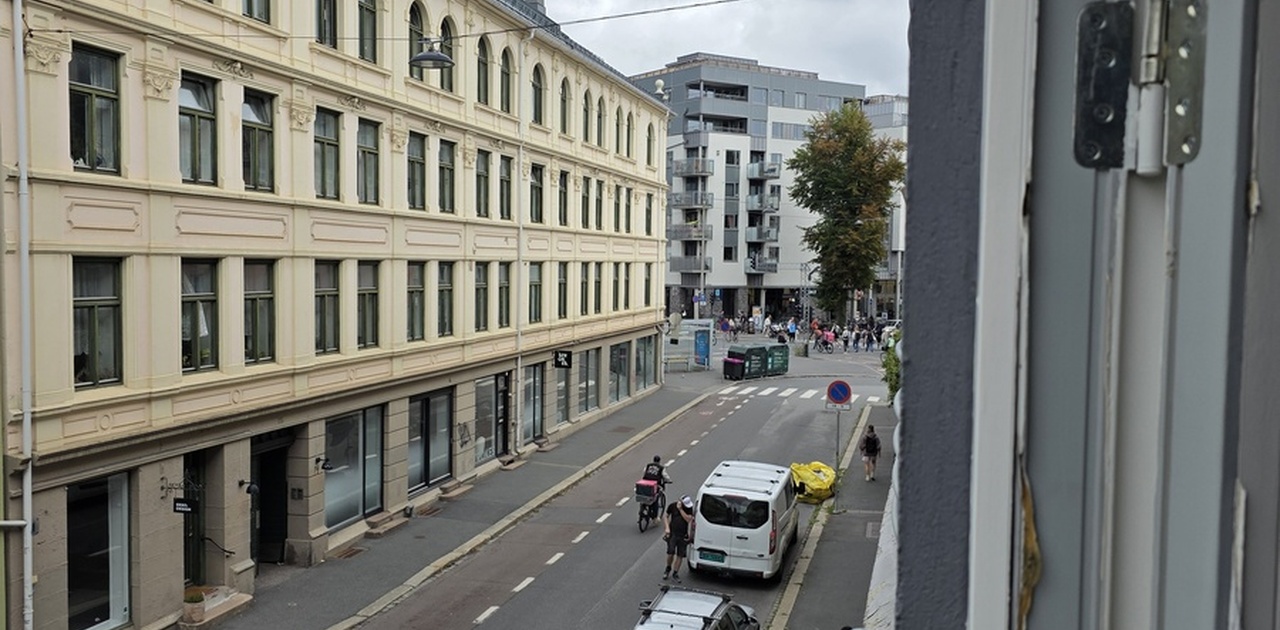 Utsikt fra balkong. 50m unna Ringen Park og Sannergata bussholdeplass