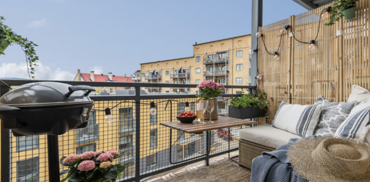 Helt ny balkong er ferdig og montert.