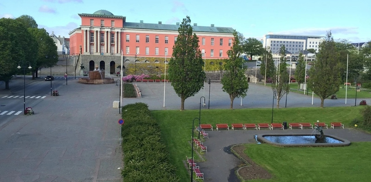 Flott utsikt mot rådhusplassen og Norges fineste rådhus. Her bor du midt i sentrum, et steinkast fra Høgskulen.