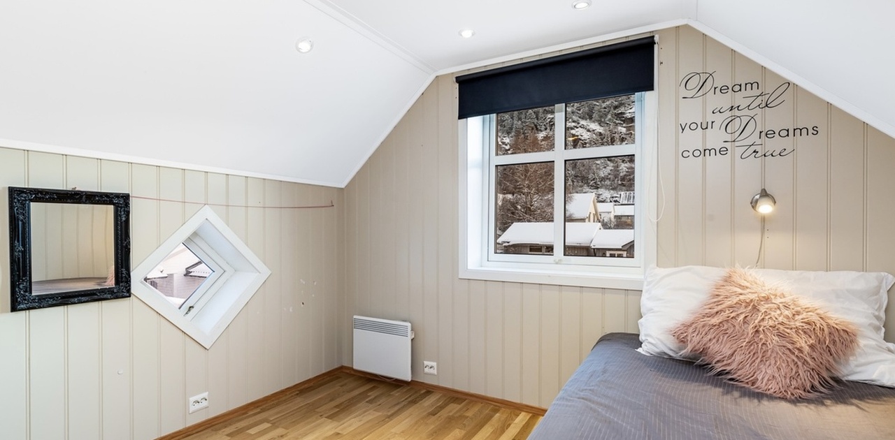 Lyst og trivelig rom med seng på 150 cm, skrive pult og kommode
