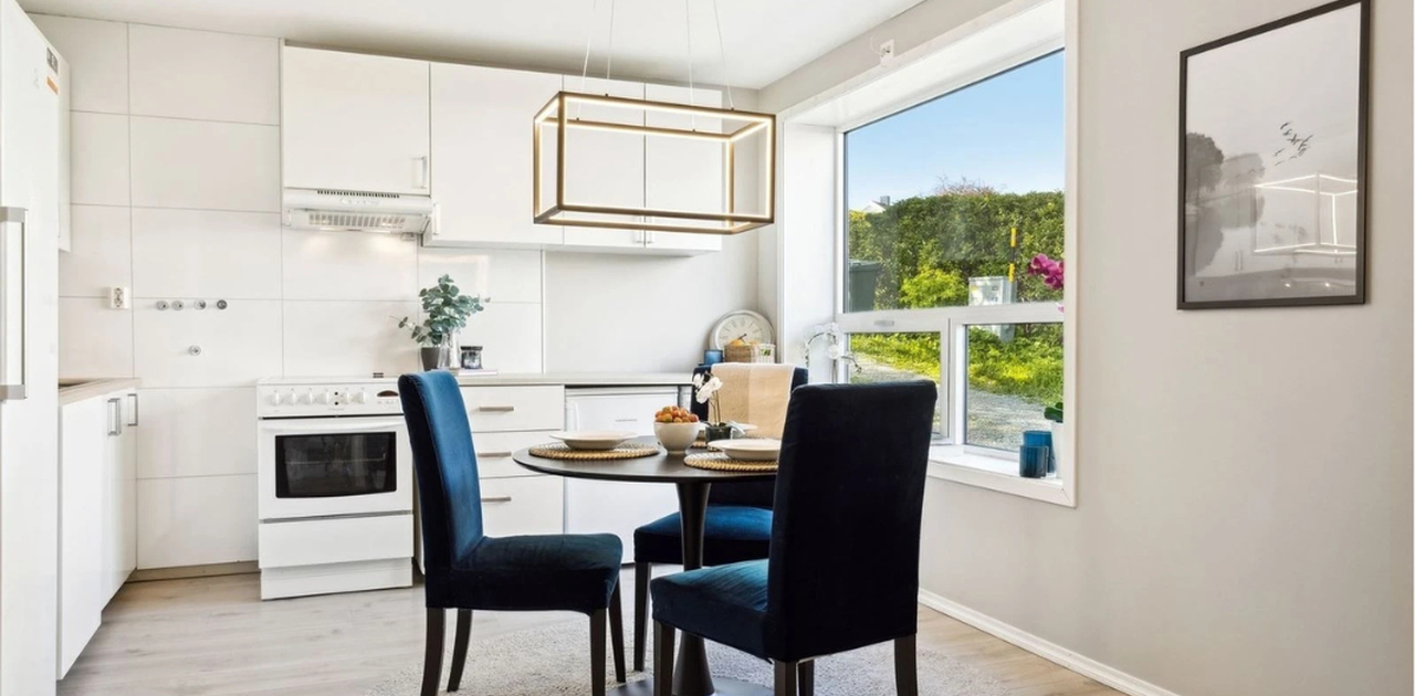 Leiligheten har en gjennomgående pen standard og moderne materialvalg