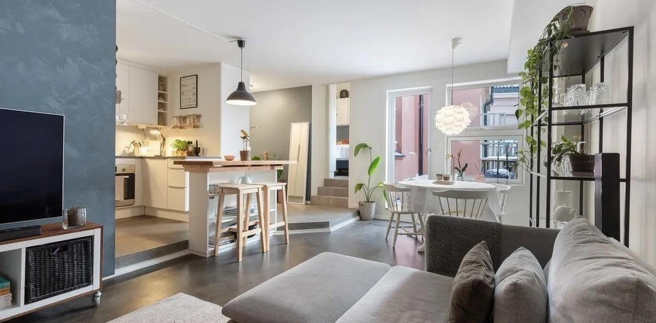 Det er åpen kjøkkenløsning i stuen, sosialt og arealeffektivt. Stuen kan enkelt innredes med både spisebord og en stor sofagruppe.