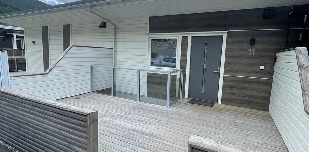 Inngangsparti med tilhøyrande platting