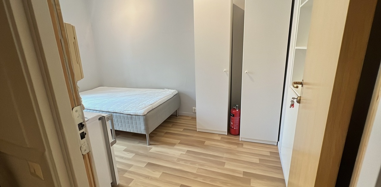 Hybel 206 er på 10 m² og har vindu inn mot bakgården. Dersom ønskelig kan rommet møbleres med 120 seng, garderobeskap, skrivepult og stol.