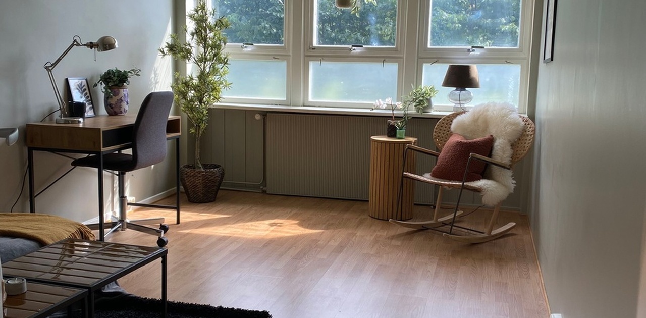 Rom 8-102 - 14,5 kvm - pris kr 7.800,- med alt inkl!(Strøm, internett, varmtvann og vasking av bad en gang i uken) - Kan leies møblert hvis ønskelig