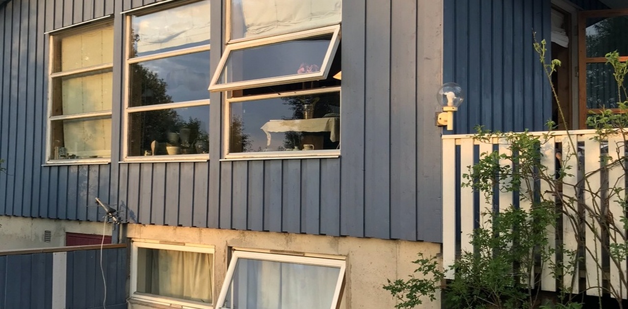 Hybelleilighet i sokkeletasje med egen inngang og utsikt mot idyllisk hage.