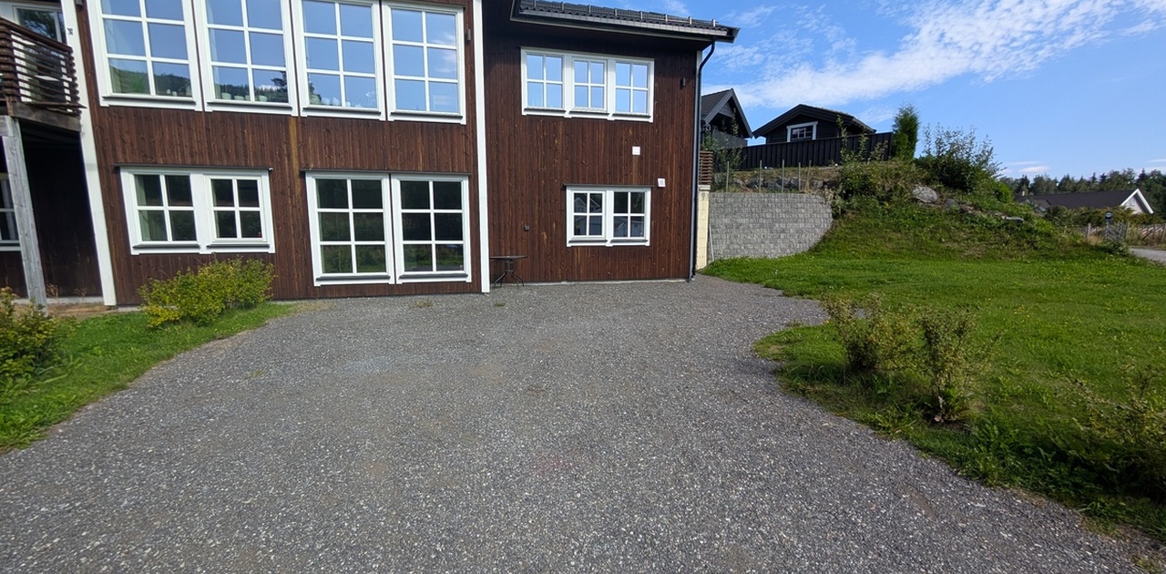 Innkjørsel med parkering