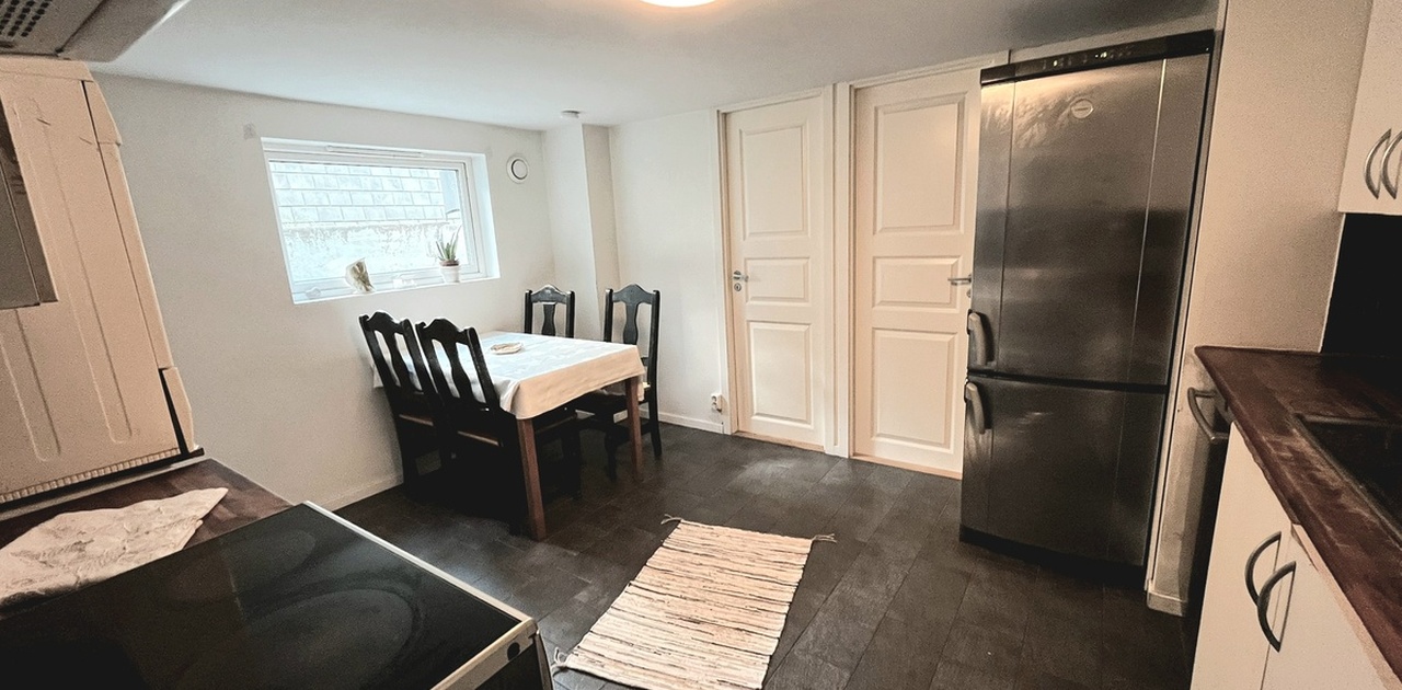 Koselig og romslig spiseplass på kjøkkenet der man kan nyte måltider og sosialt samvær med hverandre, kanskje en brettspillkveld kan friste...