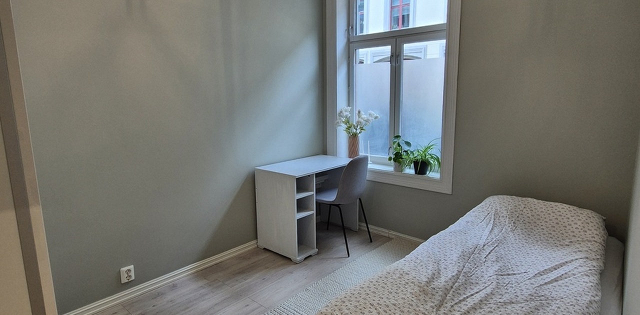 Soverommet, med seng, pult og lystette gardiner (ikke vist her)
