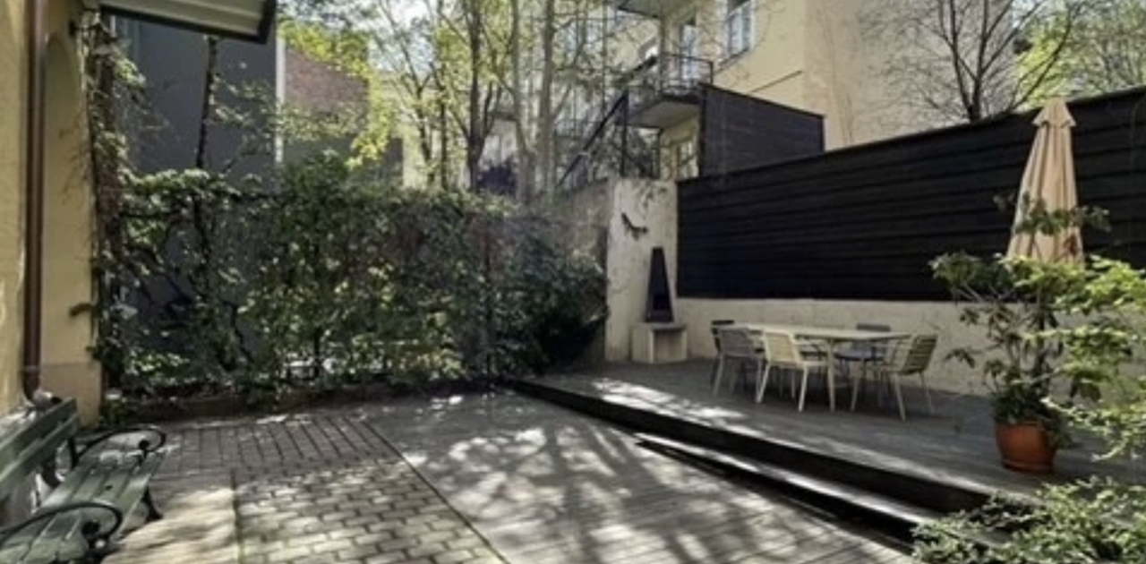 Koselig bakgård med peis