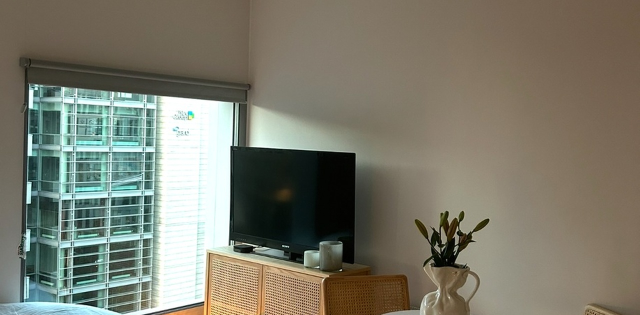 TV og kommode blir ikke stående.