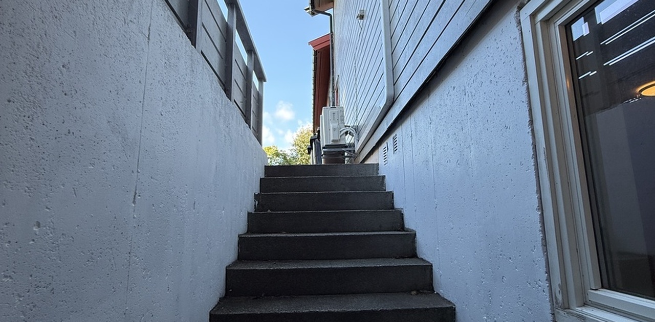 Trapper opp fra leilighet