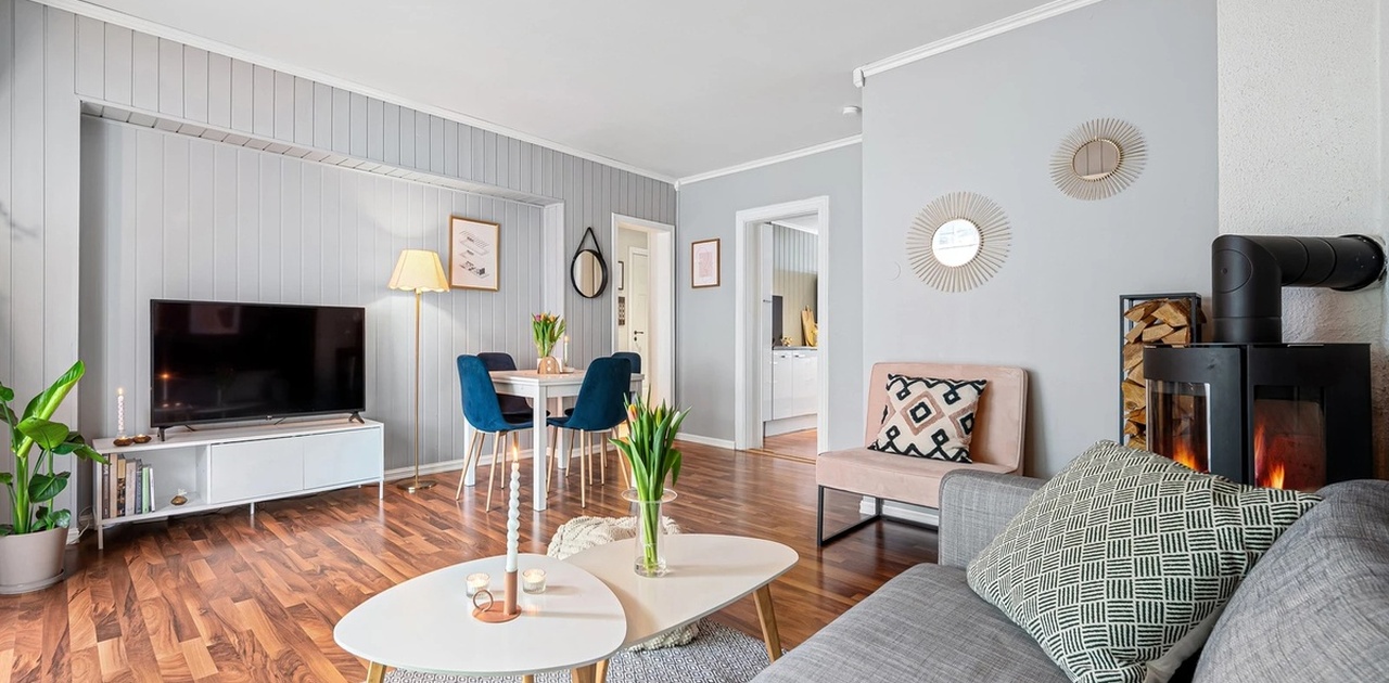 Leiligheten ligger i byggets høye 1.etasje, og har en fin planløsning som gjør den lett å innrede.