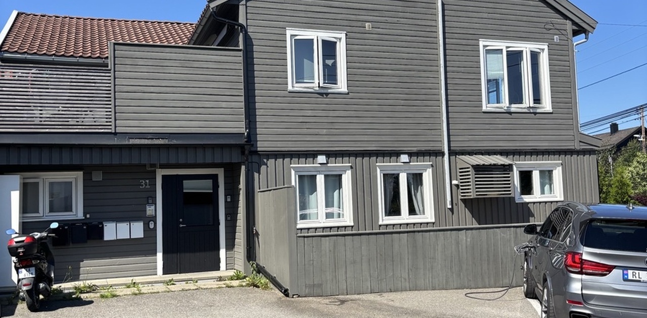 Framside av bygg og hovedinngang