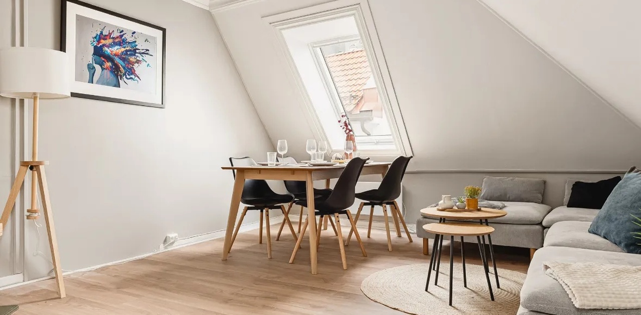 Stuen er romslig med spisebord og sofa