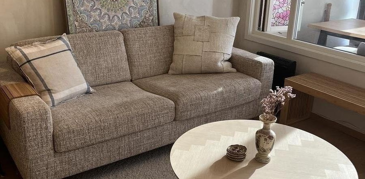 Komfortabel sofa som enkelt slås ut til sovesofa.