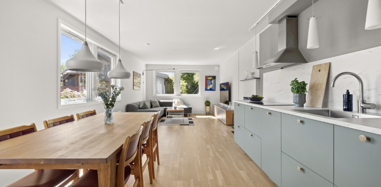 Romslig stue med åpen løsning